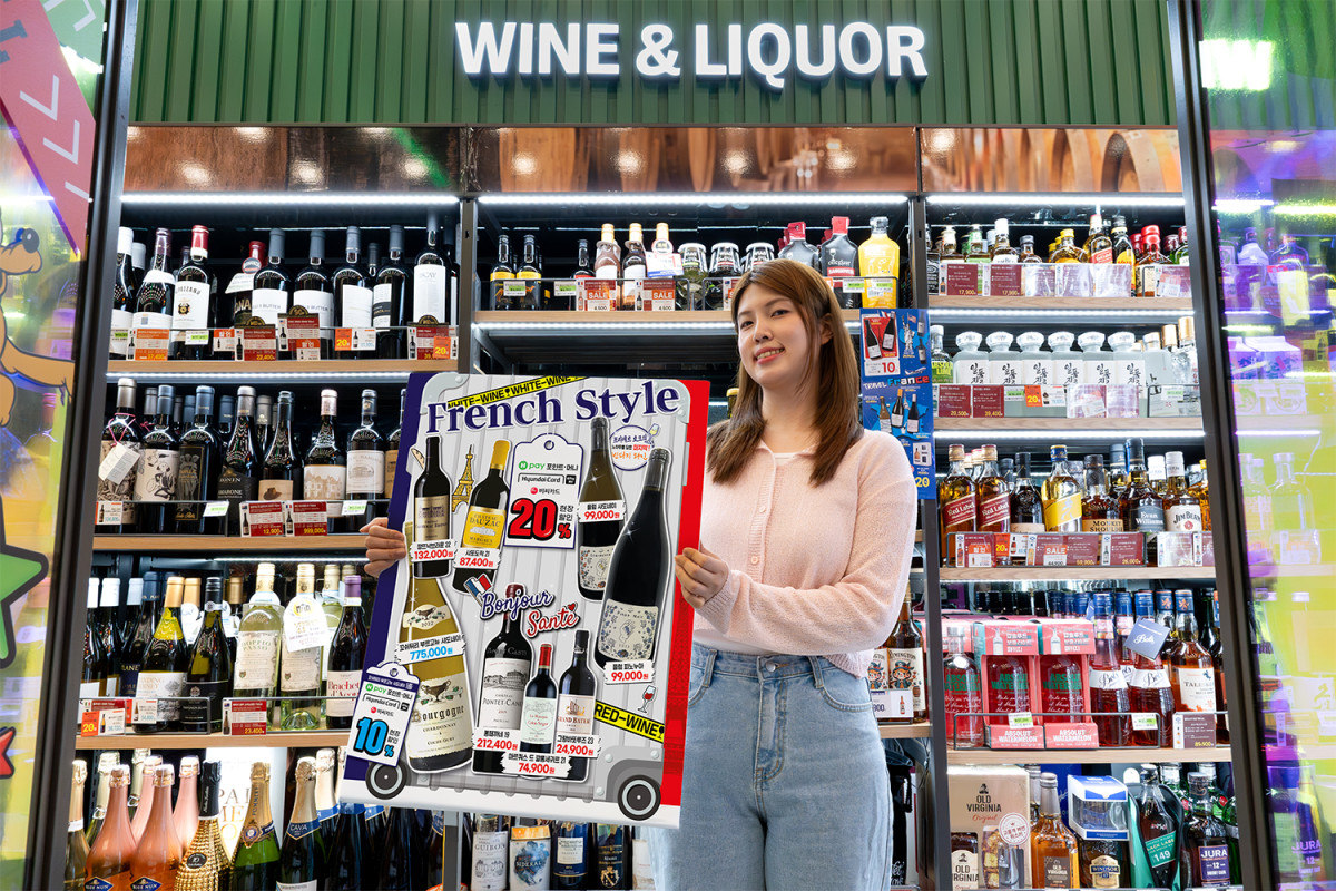 ▲세븐일레븐 모델이 가을 프렌치 와인 테마 기획전을 소개하고 있다. (사진제공=코리아세븐)