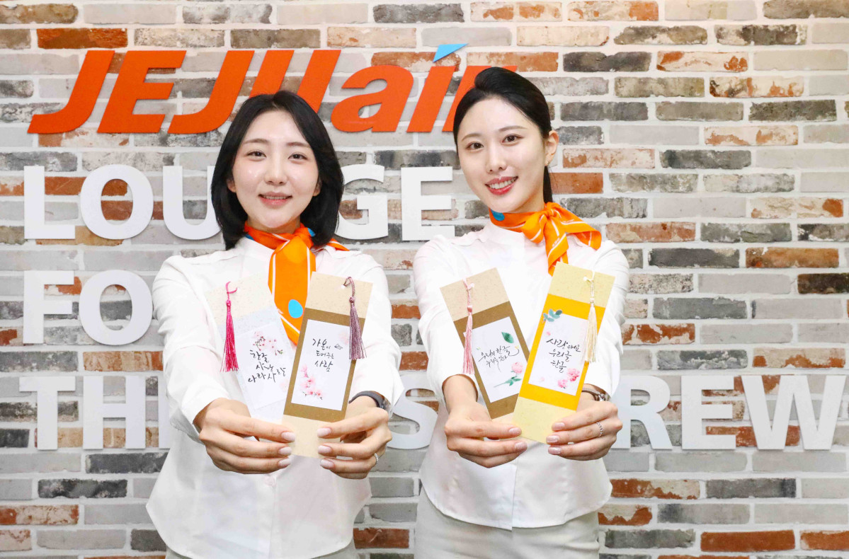 ▲제주항공 특화팀 승무원이 한글날을 맞아 10월 8일~9일 이틀간 탑승객들에게 순우리말 써주기 행사를 진행했다. (사진=제주항공)