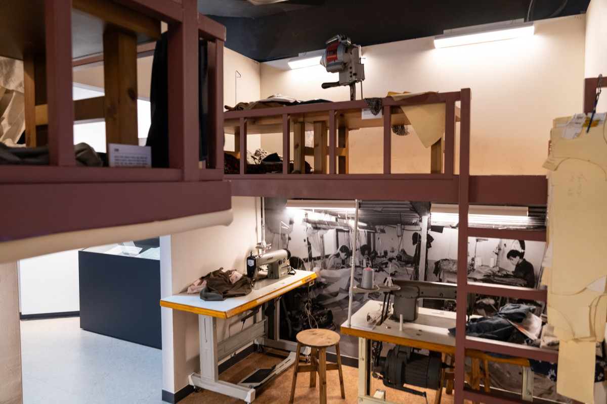 ▲1970년대 평화시장 봉제노동자들의 작업장을 재현한 전태일기념관 전시물 (서울역사편찬원)