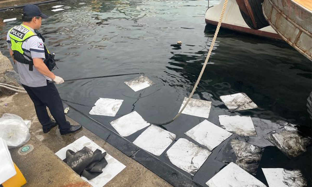 ▲전남 여수시 국동 소경도 대합실 인근 해상에 기름이 유출돼 해경이 방제작업을 하고 있다.   (사진제공=여수해경)