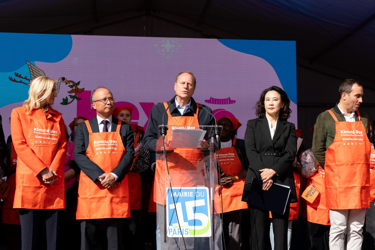 ▲4일(현지시간) 프랑스 파리15시청 대광장에서 열린 '2025 코리안 엑스포 - 김치의 날 제정 선포식'에서 필립 구종(Philippe Goujon) 파리15시장(가운데)이 '김치의 날' 공식 제정을 선포하고 있다. (사진제공=대상)