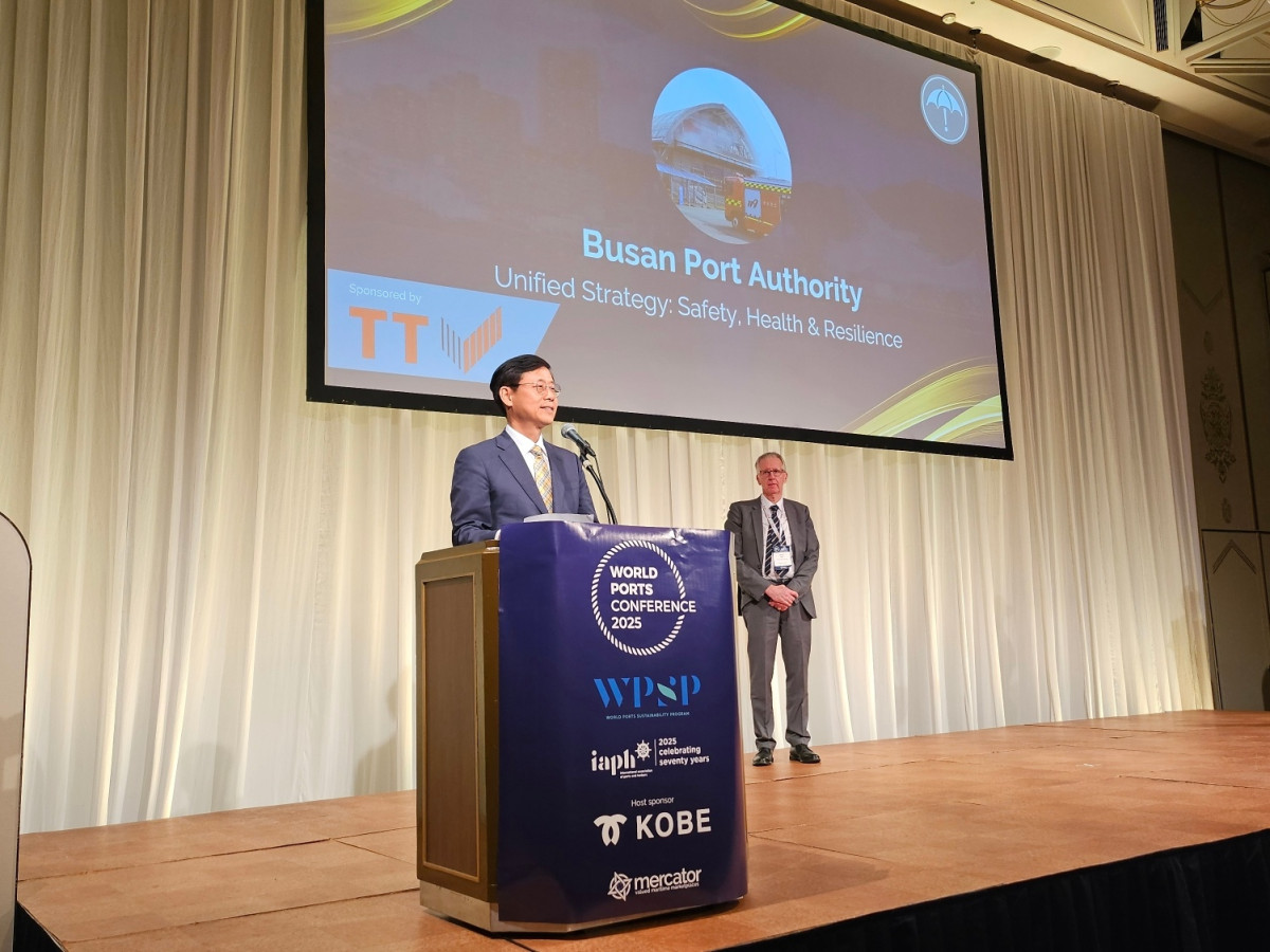 ▲송상근 부산항만공사 사장이 수상소감을 밝히고 있다.  (사진제공=부산항만공사 )