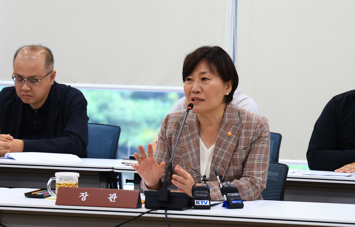 ▲송미령 농림축산식품부 장관이 10일 정부세종청사 농식품부 대회의실에서 농촌진흥청, 산림청 등 관할 외청 및 12개 산하기관과 현안관제 및 보안·안전시스템 점검회의를 진행, 모두발언을 하고 있다. (사진제공=농림축산식품부진)