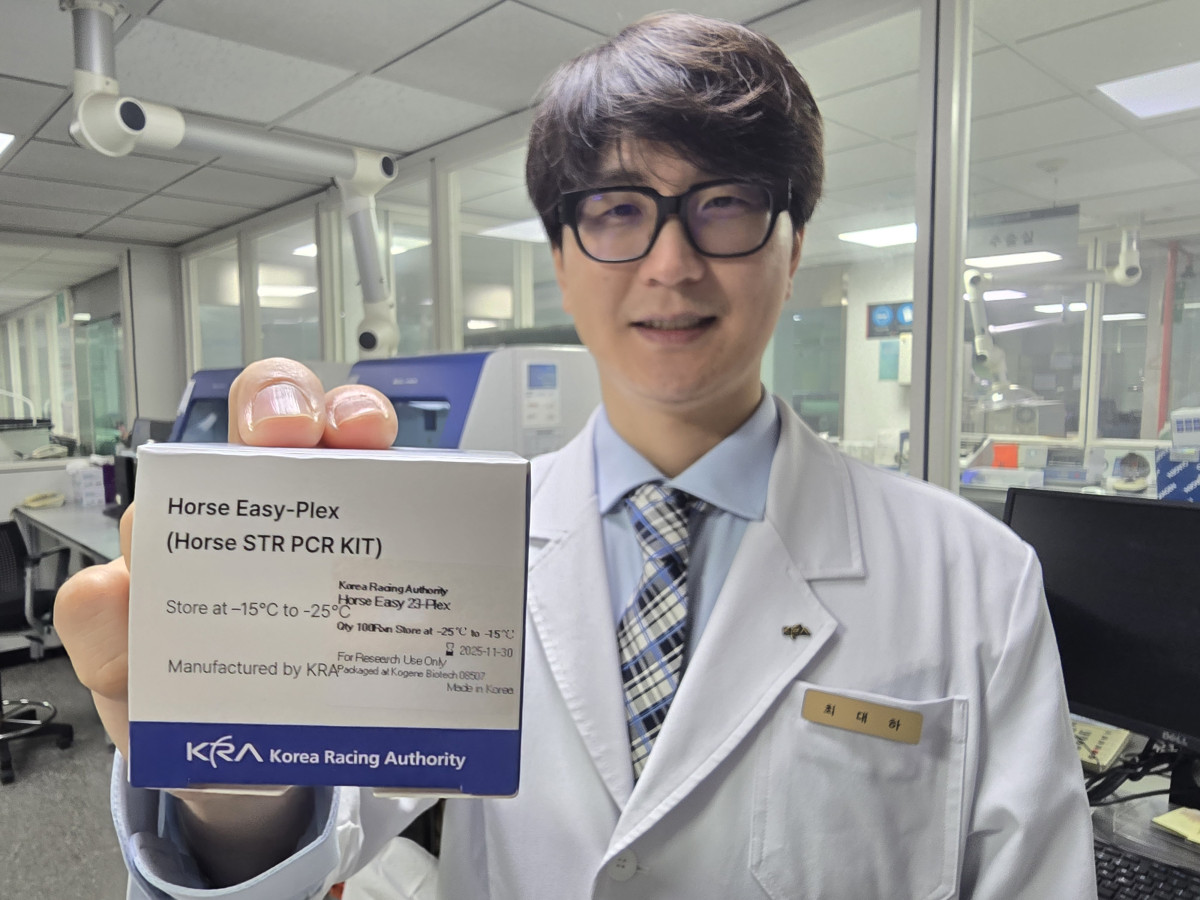 ▲한국마사회 도핑검사소 최대하 과장이 마사회가 자체개발한 유전자 검사 시약(Horse Easy-PlexⓇ)을 들고 있다. (사진제공=한국마사회)