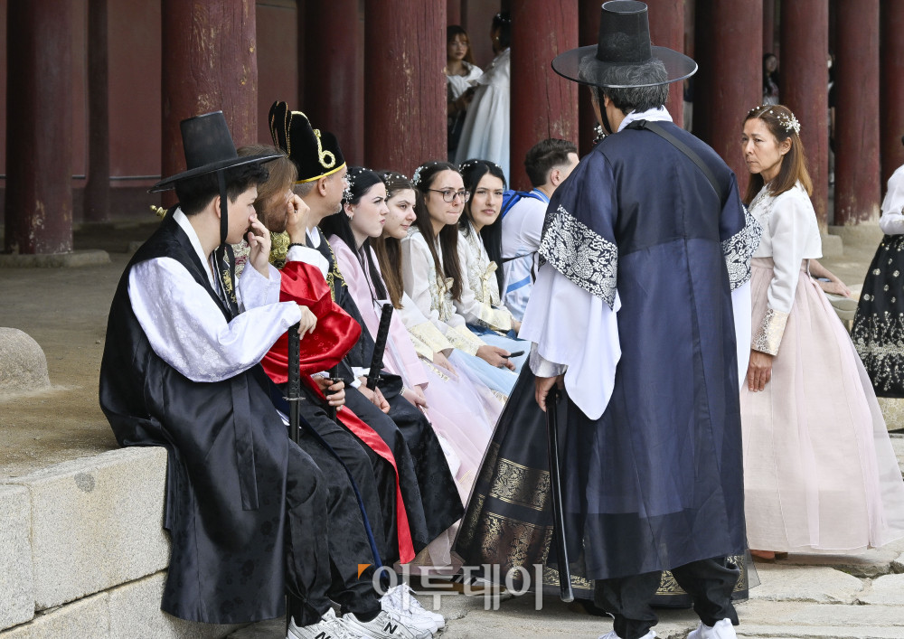 ▲추석 연휴를 앞둔 29일 서울 종로구 경복궁 일대에서 한복을 입은 외국인 관광객들이 즐거운 시간을 보내고 있다.  (조현호 기자 hyunho@)