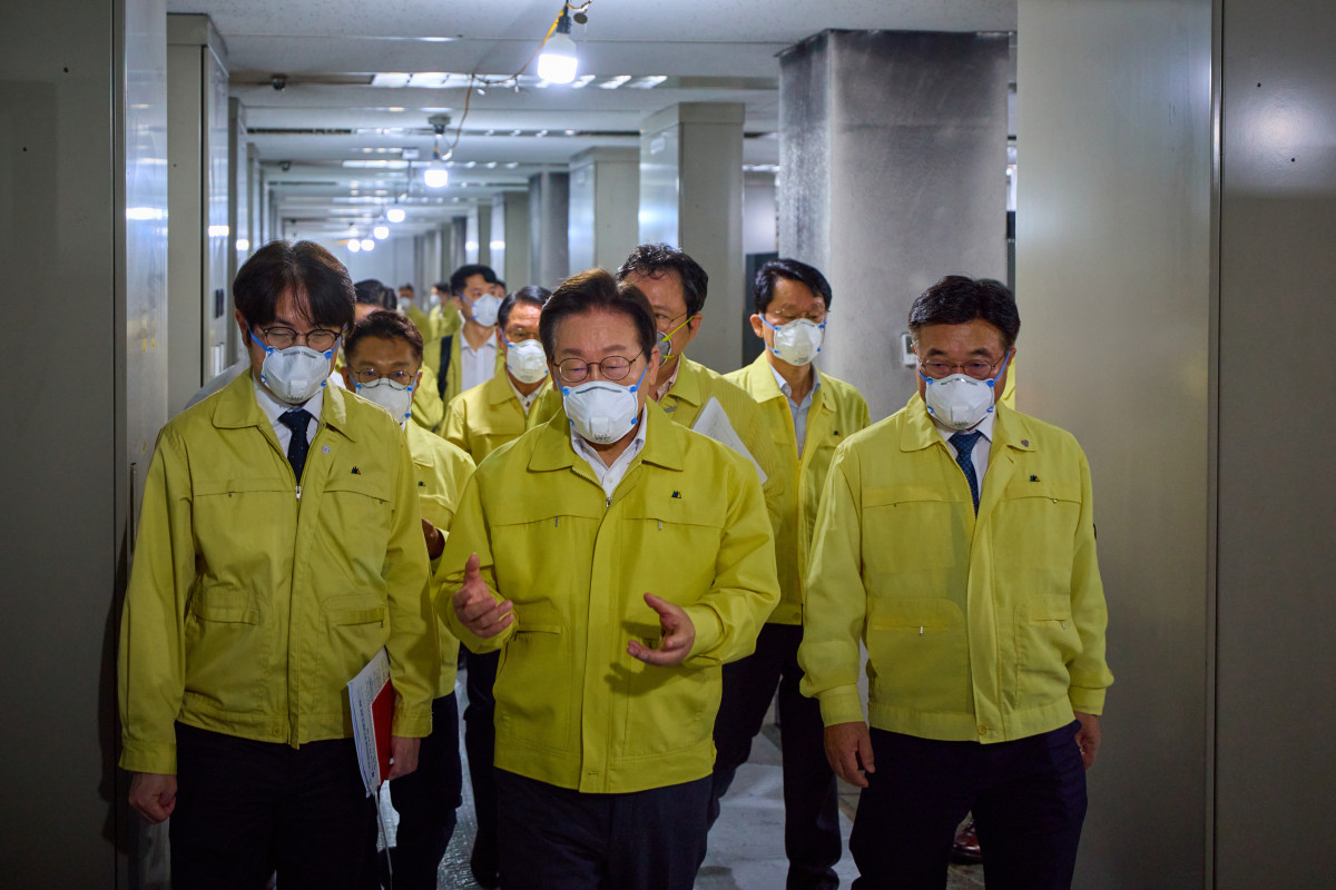 ▲이재명 대통령이 10일 대전 국가정보자원관리원을 방문해 정부 정보시스템 복구 현황과 피해 상황을 점검하기 위해 이동하고 있다. (사진=대통령실 제공) 2025. 10. 10. (뉴시스)