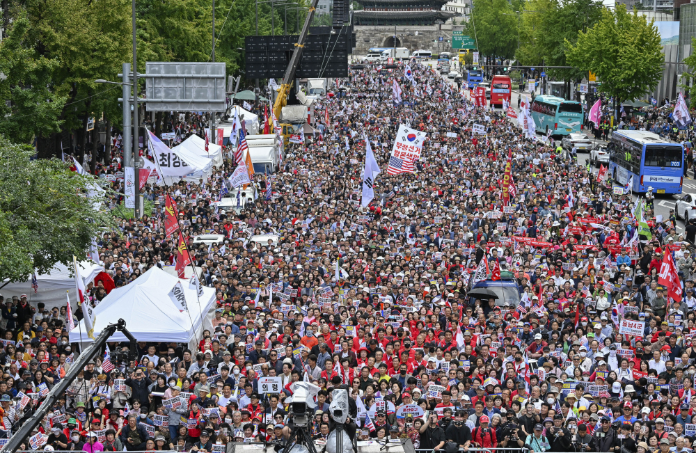 ▲9월 28일 서울 중구 숭례문 인근 세종대로에서 국민의힘 사법파괴 입법독재 국민 규탄대회가 열리고 있다. 국민의힘이 서울에서 장외 집회를 여는 것은 전신인 자유한국당의 2020년 1월 광화문 광장 집회 이후 5년 8개월만에 처음이다.  (조현호 기자 hyunho@)