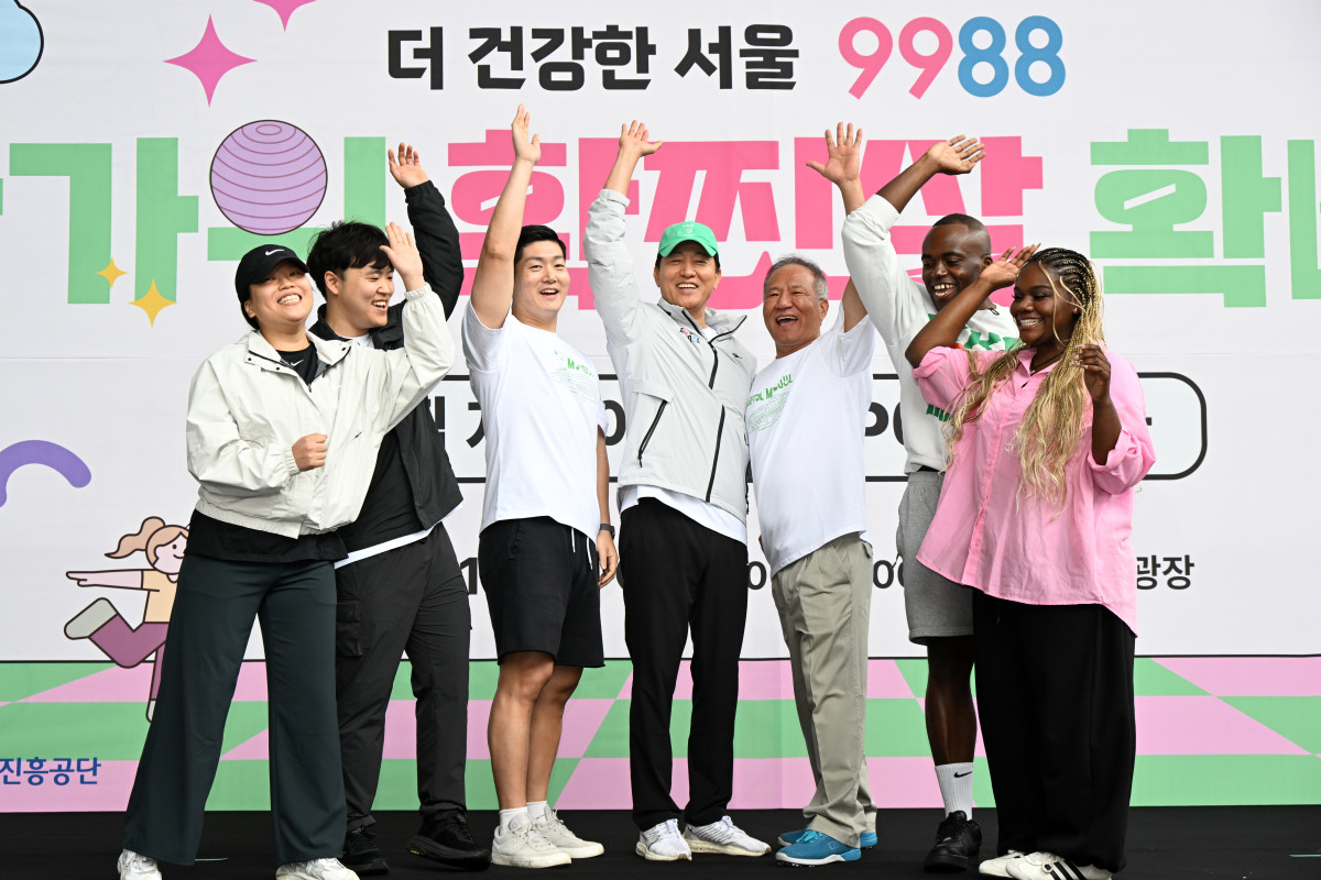 ▲오세훈 서울시장(가운데)이 10일(금) 동대문디자인플라자(DDP) 어울림마당에서 열린 '한가위 확·찐·살 확빼기' 챌린지에 참석해 기념 촬영을 하고 있다. (서울시)