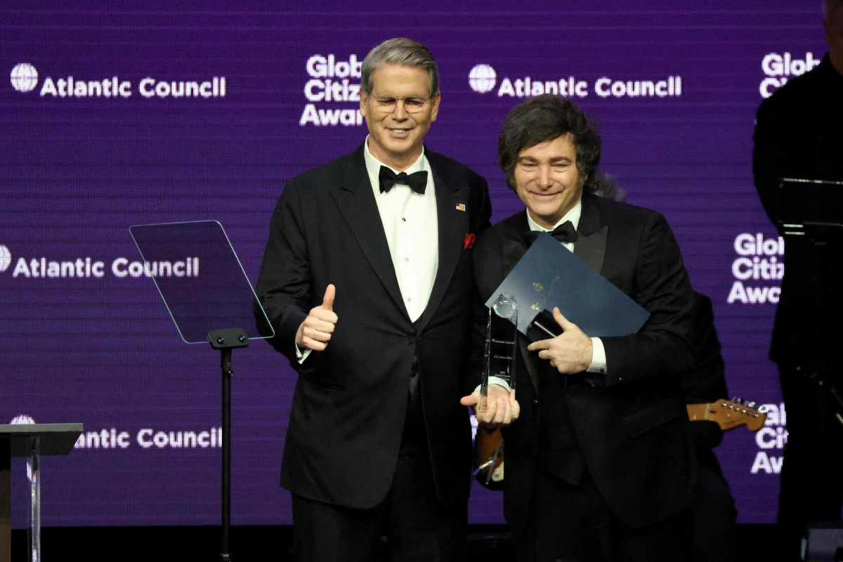 ▲하비에르 밀레이(오른쪽) 아르헨티나 대통령이 지난달 4일 뉴욕 유엔 총회에서 열린 미국 싱크탱크대서양협의회 시상식에서 스콧 베선트(왼쪽) 미국 재무장관으로부터 글로벌 시민상을 수상했다.  (뉴욕/AFP연합뉴스)