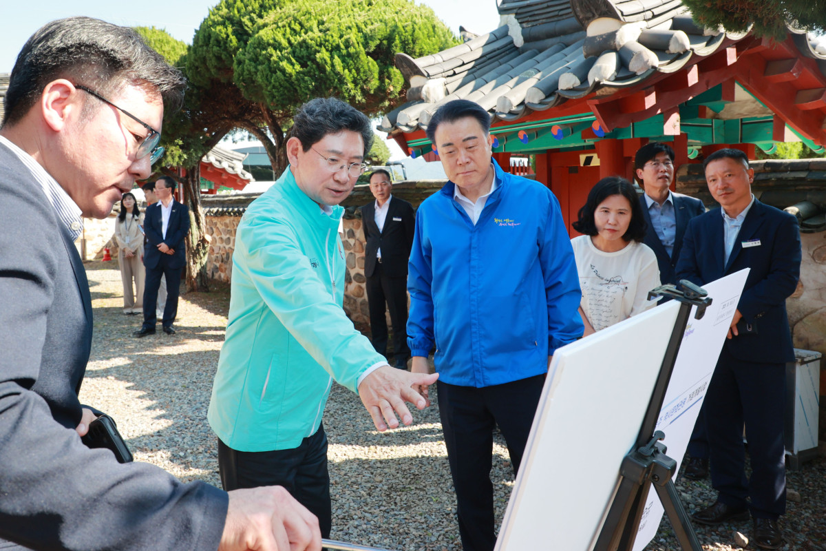 ▲이상일 용인특례시장과 구복규 화순군수는 조광조 선생 유배지를 둘러보며 교류 협력방안을 논의했다. (용인특례시)
