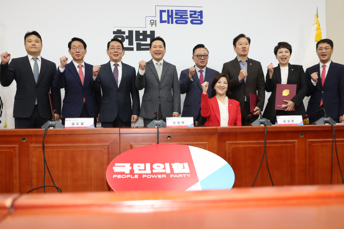 ▲장동혁 국민의힘 대표가 10일 서울 여의도 국회에서 열린 주식 및 디지털자산 밸류업특별위원회 임명장 수여식에서 김상훈 위원장을 비롯한 위원들과 기념촬영 하고 있다. (연합뉴스)