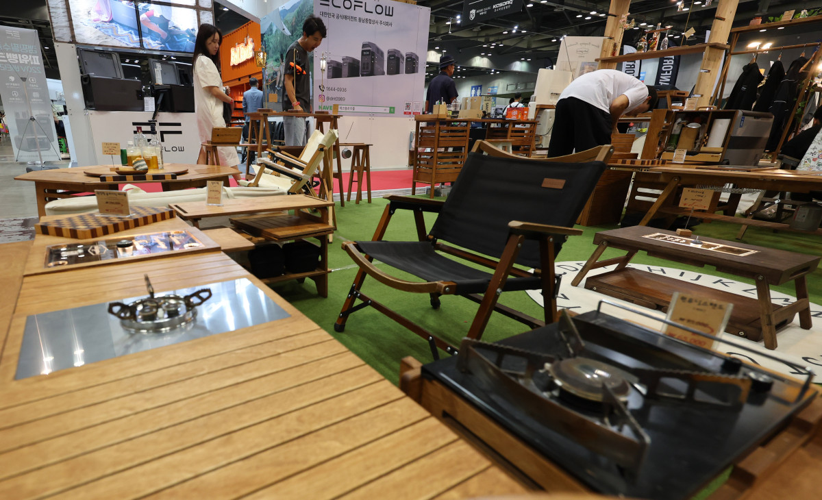 ▲지난달 26일 오후 경기도 고양시 킨텍스에서 열린 2025 국제아웃도어캠핑&레포츠페스티벌을 찾은 관람객들이 다양한 캠핑용품을 살펴보고 있다. (뉴시스)
