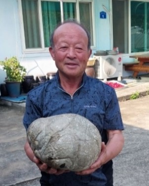 ▲지난 2023년 9월 충남 홍성군 야산에서 발견된 댕구알버섯을 주민 서기석 씨가 들고 있는 모습. (사진제공=연합뉴스)