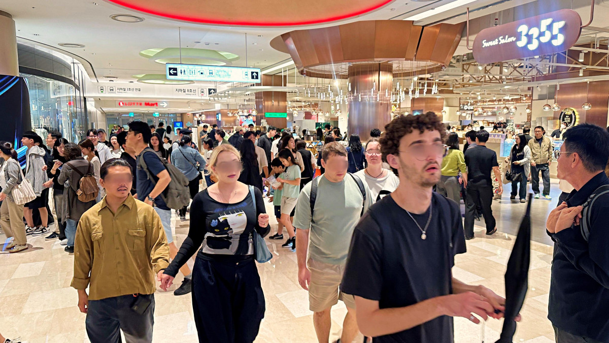 ▲10월 황금연휴 기간 잠실 롯데월드몰을 찾은 외국인 및 내국인. (사진제공=롯데백화점)