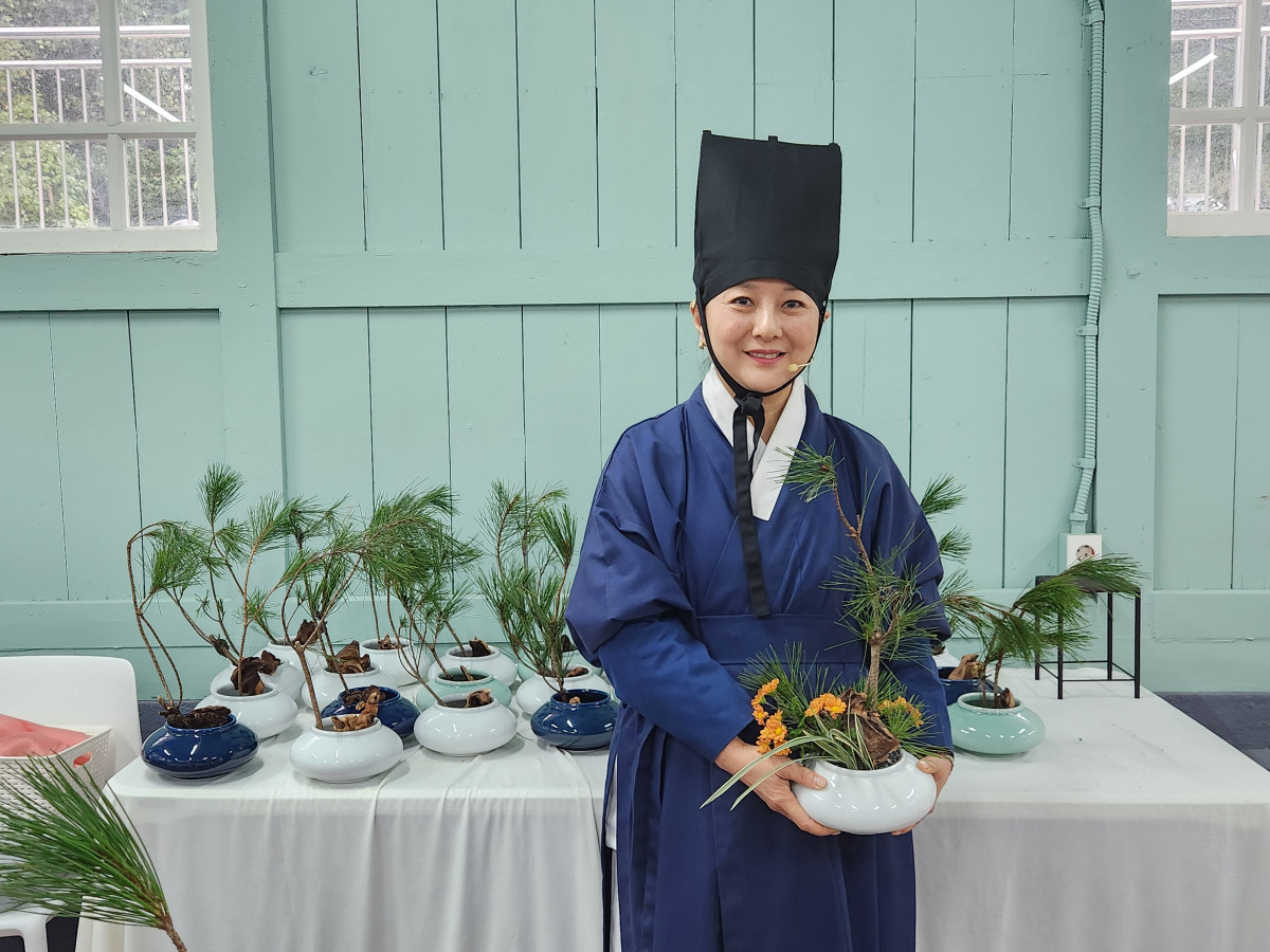 ▲오흥경 권화사가 '동궐 장원서' 프로그램에서 만든 한국 전통 꽃꽂이 화분을 들어보이고 있다.(윤나래 기자)