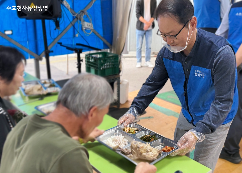 ▲동양생명 성대규 대표이사가 영등포쪽방상담소에 방문해 어르신들께 건강한 한 끼를 대접하고 있다. (동양)
