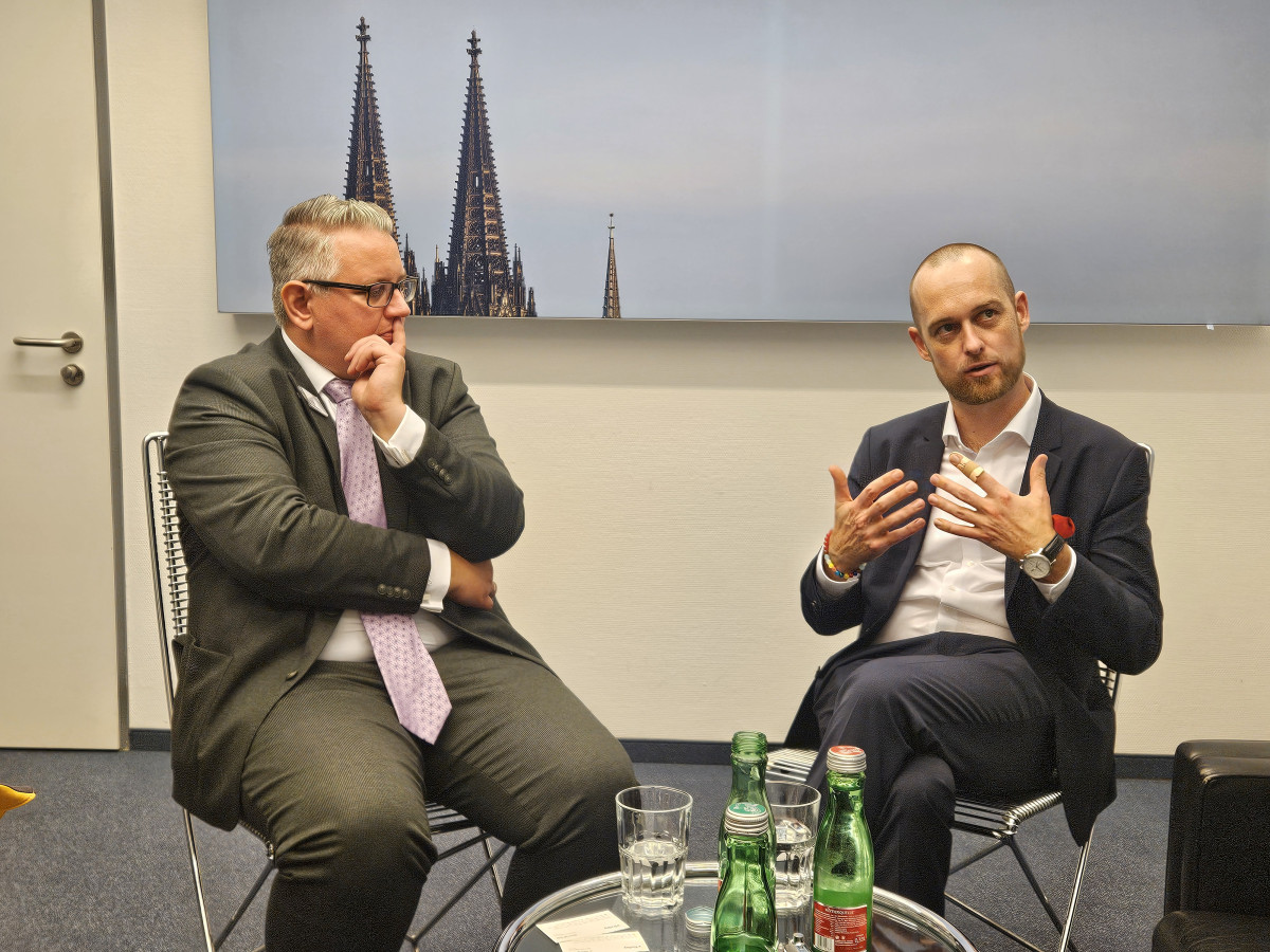 ▲세계 최대 식품 박람회인 '아누가(ANUGA)2025'가 진행 중이던 이달 6일(현지시간) 독일 쾰른메쎄 프레스센터 내에서 바스티안 밍글스 쾰른메쎄 식품기술 부문 부사장과 얀 필립 하트만 아누가 총괄 디렉터가 본지와 인터뷰를 진행하고 있다.  (사진=김지영 기자 @kjy42)