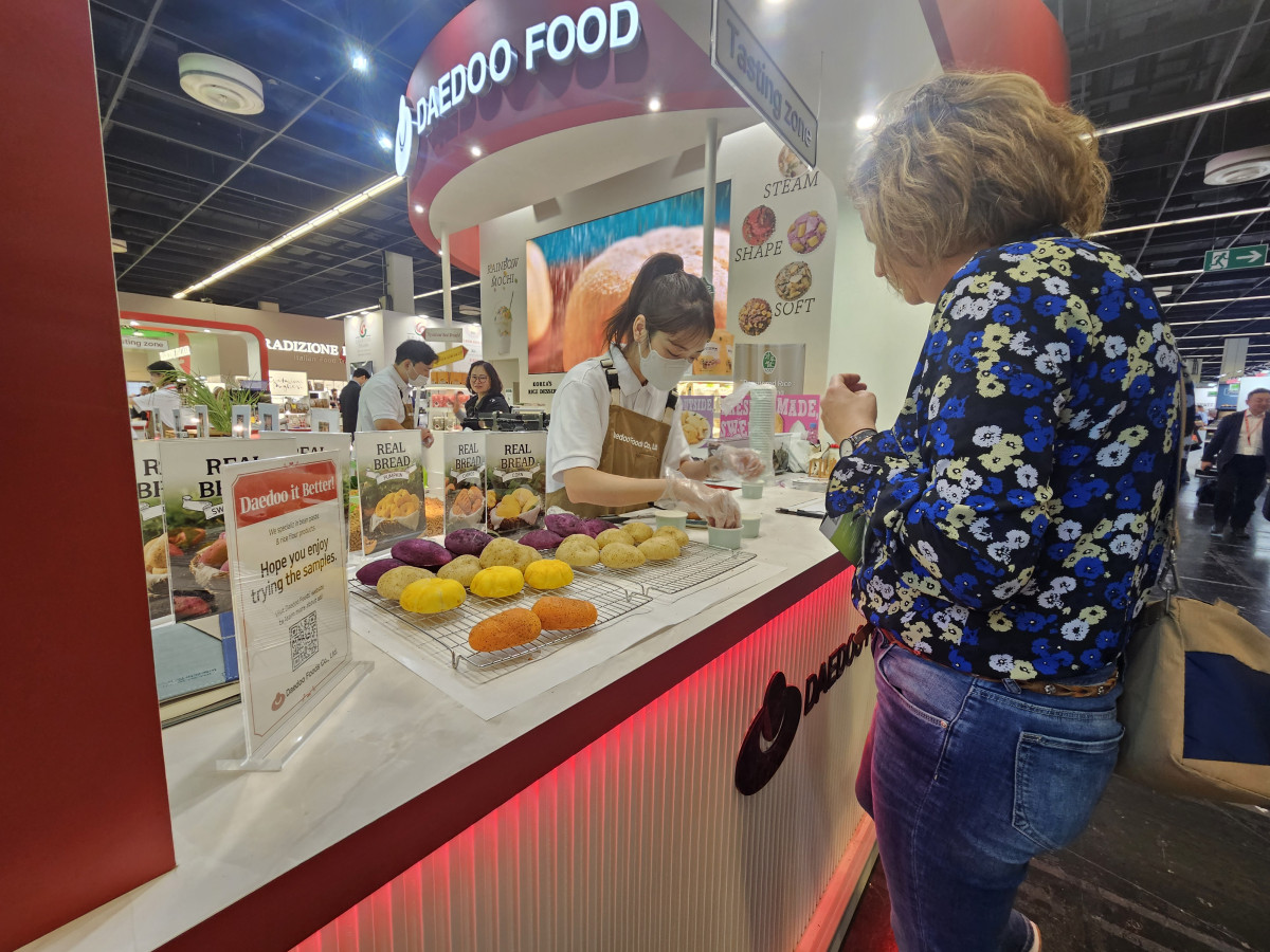 ▲대두식품 부스에서 쌀빵을 살펴보는 관람객. (사진=김지영 기자 kjy42)
