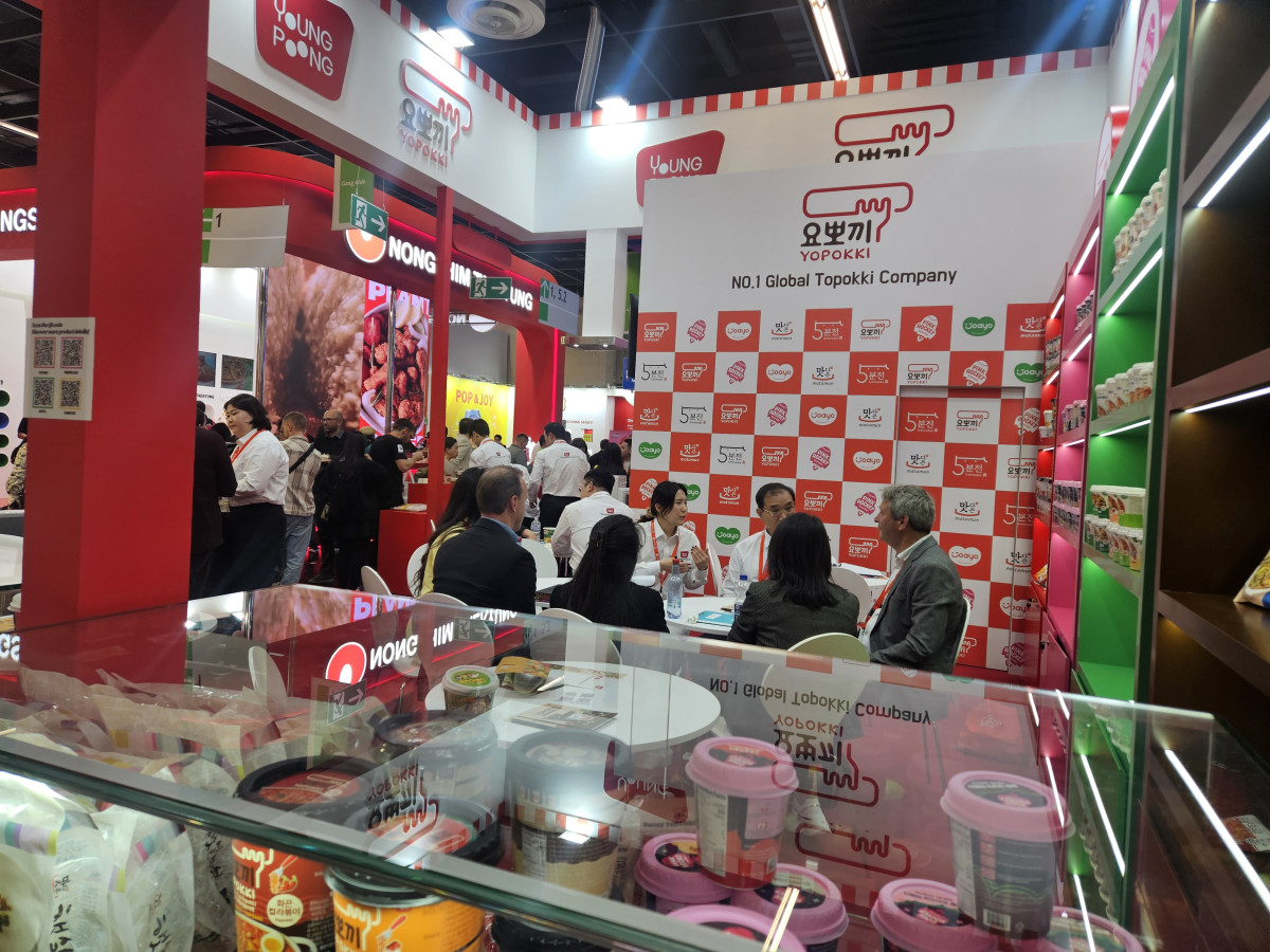 ▲요뽀끼 부스에서 바이어들이 계약 상담을 하고 있다. (사진=김지영 기자 kjy42)