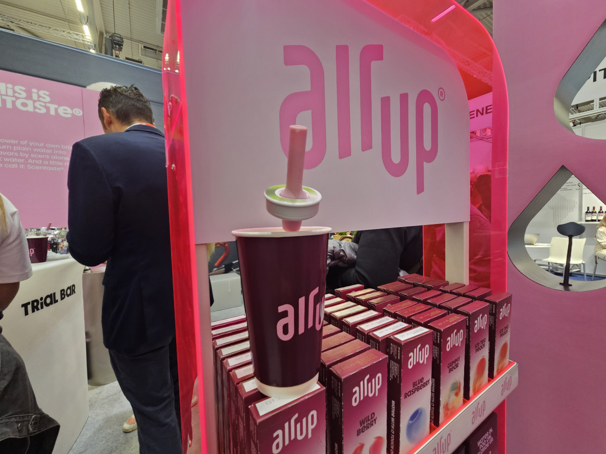 ▲독일 스타트업 에어 업(airup GmbH)이 선보인 ‘리퀴드 레인보우 버라이어티 팩(Liquid Rainbow Variety Pack)’. 키위 향을 빨대에 장착한 모습. (사진=김지영 기자 kjy42)