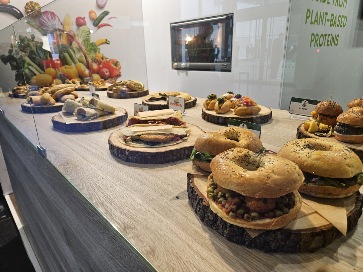 ▲‘아누가(Anuga) 2025’에 진열된 식물성 단백질을 활용한 메뉴들. (사진=김지영 기자 kjy42)