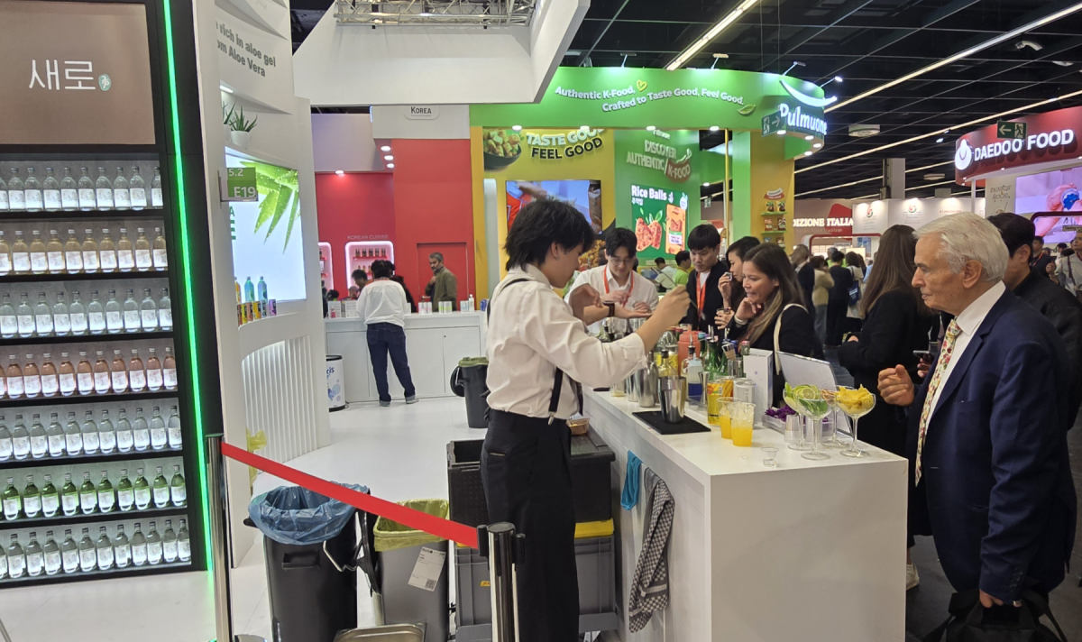 ▲독일 쾰른 아누가 식품 박람회 내에서 열린 롯데칠성음료 부스 전경. 방문객들이 롯데칠성 소주 새로와 순하리를 활용한 칵테일 시음행사에 참여하고 있다.  (배근미 기자 athena3507@)