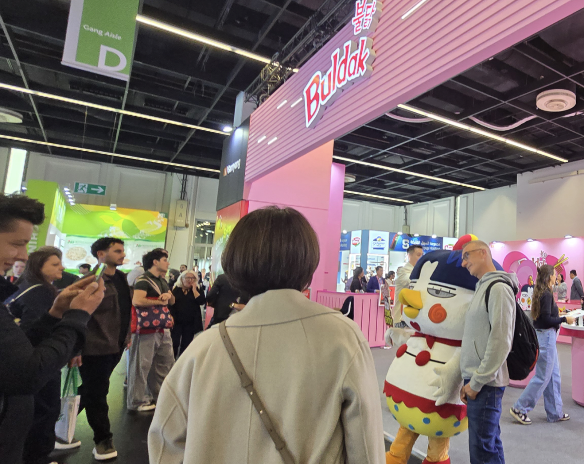 ▲독일 쾰른에서 열린 '아누가 2025' 삼양식품 부스 전경. 불닭 캐릭터 호치와 외국인 남성 방문객이 기념사진을 찍고 있다. (배근미 기자 athena3507@)