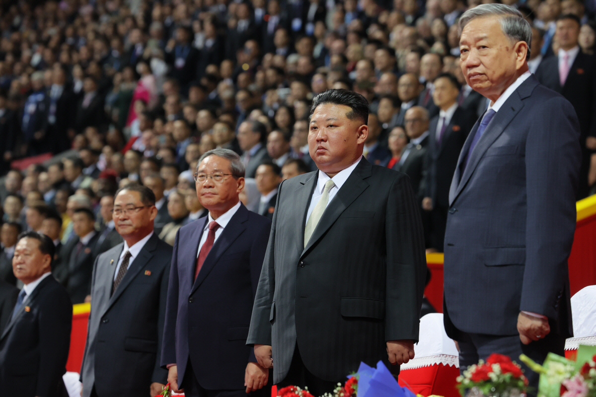 ▲김정은(오른쪽에서 두 번째) 북한 국무위원장, 리창 중국 국무원 총리(왼쪽 세 번째)가 9일 북한 조선노동당 창립 80주년 기념 행사에 참석하고 있다. 평양/EPA연합뉴스