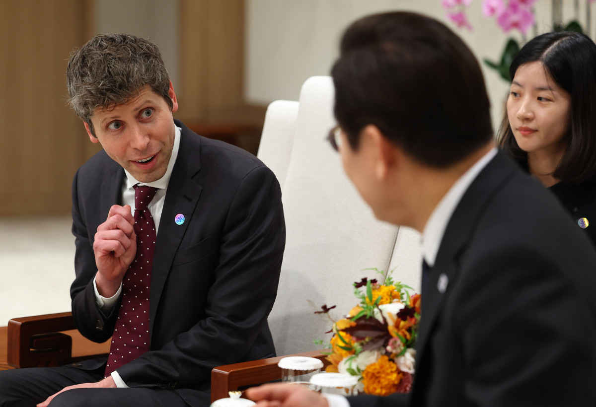 ▲샘 알트만 오픈AI 대표가 1일 서울 용산 대통령실 청사를 방문해 이재명 대통령과 대화하고 있다. (뉴시스)