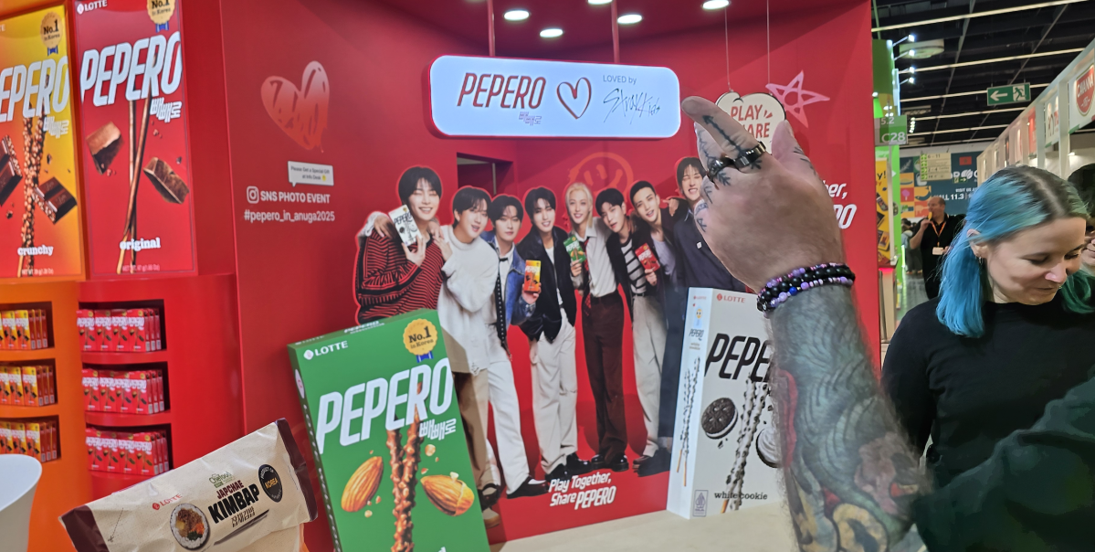 ▲독일 아누가 박람회 내 롯데웰푸드 부스 전경. 빼빼로 모델인 스트레이키즈 등신대 앞에 외국인들이 모여있다. (배근미 기자 athena3507@)