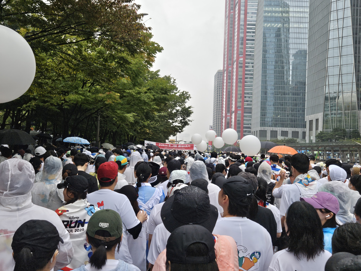 ▲11일 오전 서울 여의도에서 열린 ‘디즈니런 서울 2025’에 구름 떼 인파가 몰려 있다. (사진=문현호 기자 m2h@)