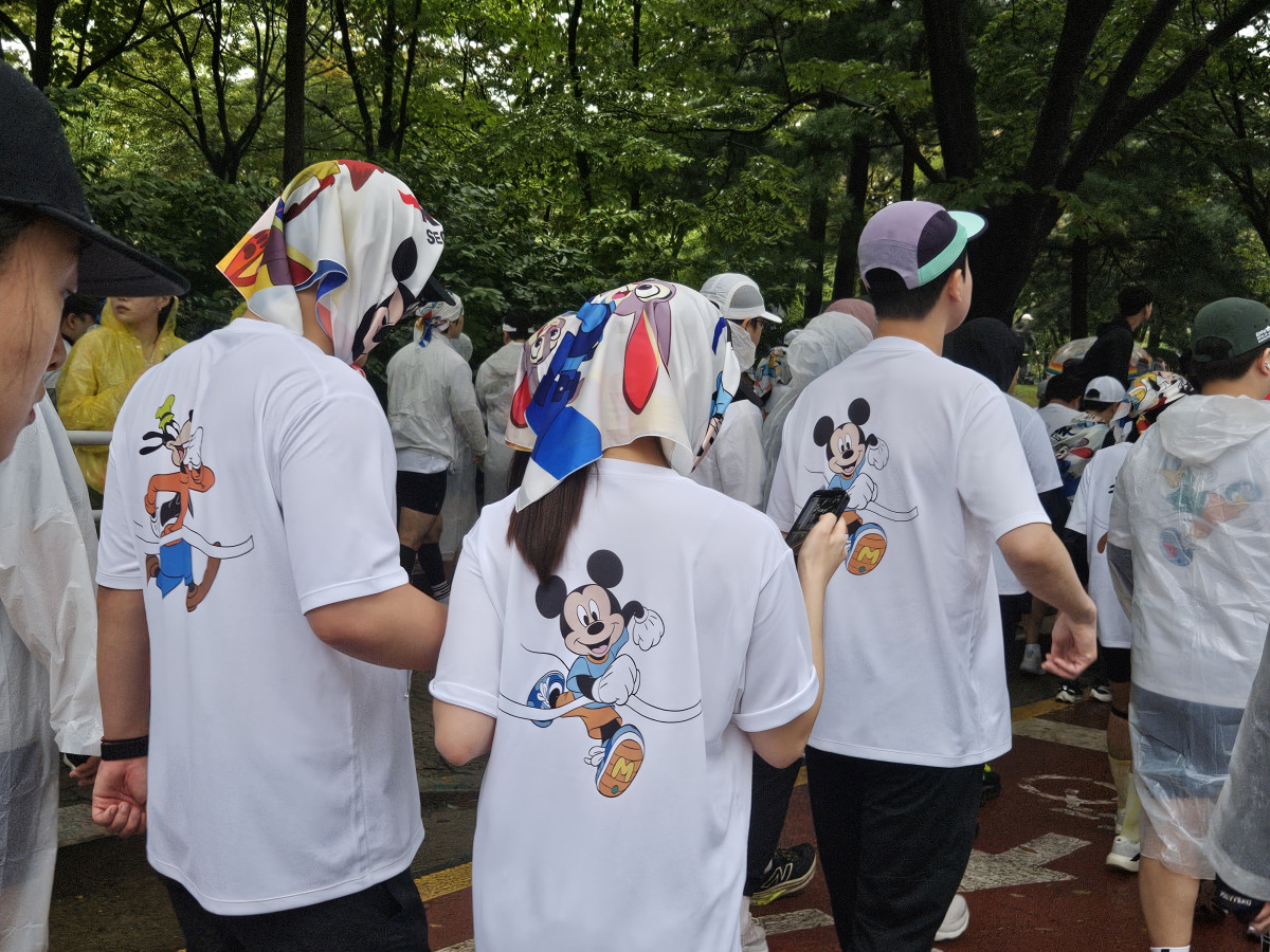 ▲11일 오전 서울 여의도에서 열린 ‘디즈니런 서울 2025’ 참가자들이 유니클로가 제작한 유니폼을 입고 러닝 채비를 하고 있다. (사진=문현호 기자 m2h@)