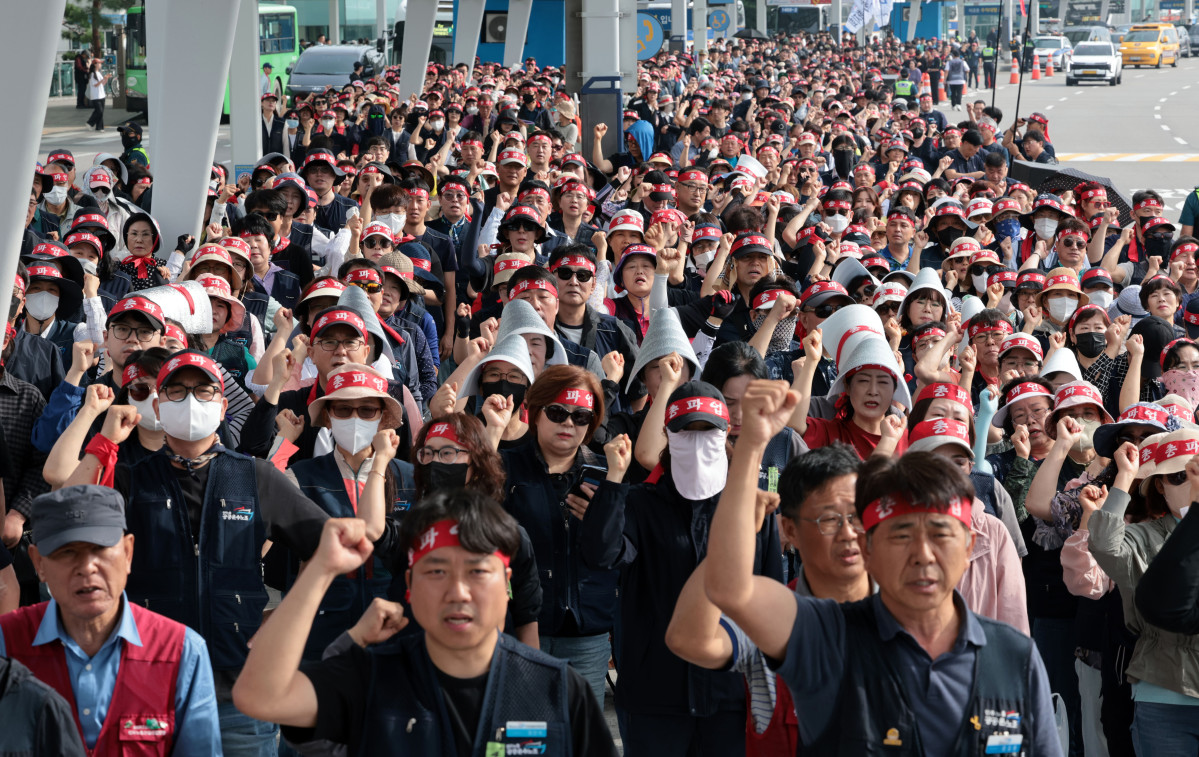 ▲2일 인천국제공항 제1여객터미널에서 열린 민주노총 공공운수노조 인천공항지역지부 전면파업 2일차 총파업 결의대회에서 참석자들이 구호를 외치고 있다.(연합뉴스)