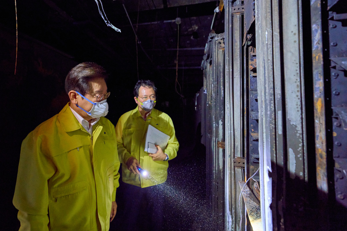 ▲이재명 대통령이 지난달 10일 화재 피해 복구작업이 진행 중인 대전 유성구 국가정보자원관리원 대전 본원을 찾아 화재 발생 현장을 살펴보고 있다. (연합뉴스)