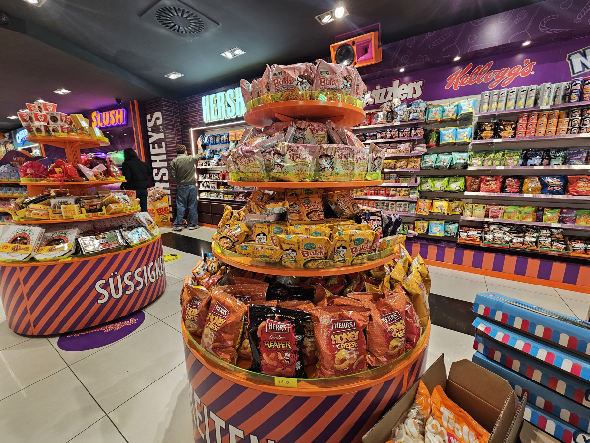 ▲독일 쾰른 시내 스낵 매장 '돔 오브 스위츠(Dom of Sweets)'에 진열된 불닭볶음면. (김지영 기자 kjy42)