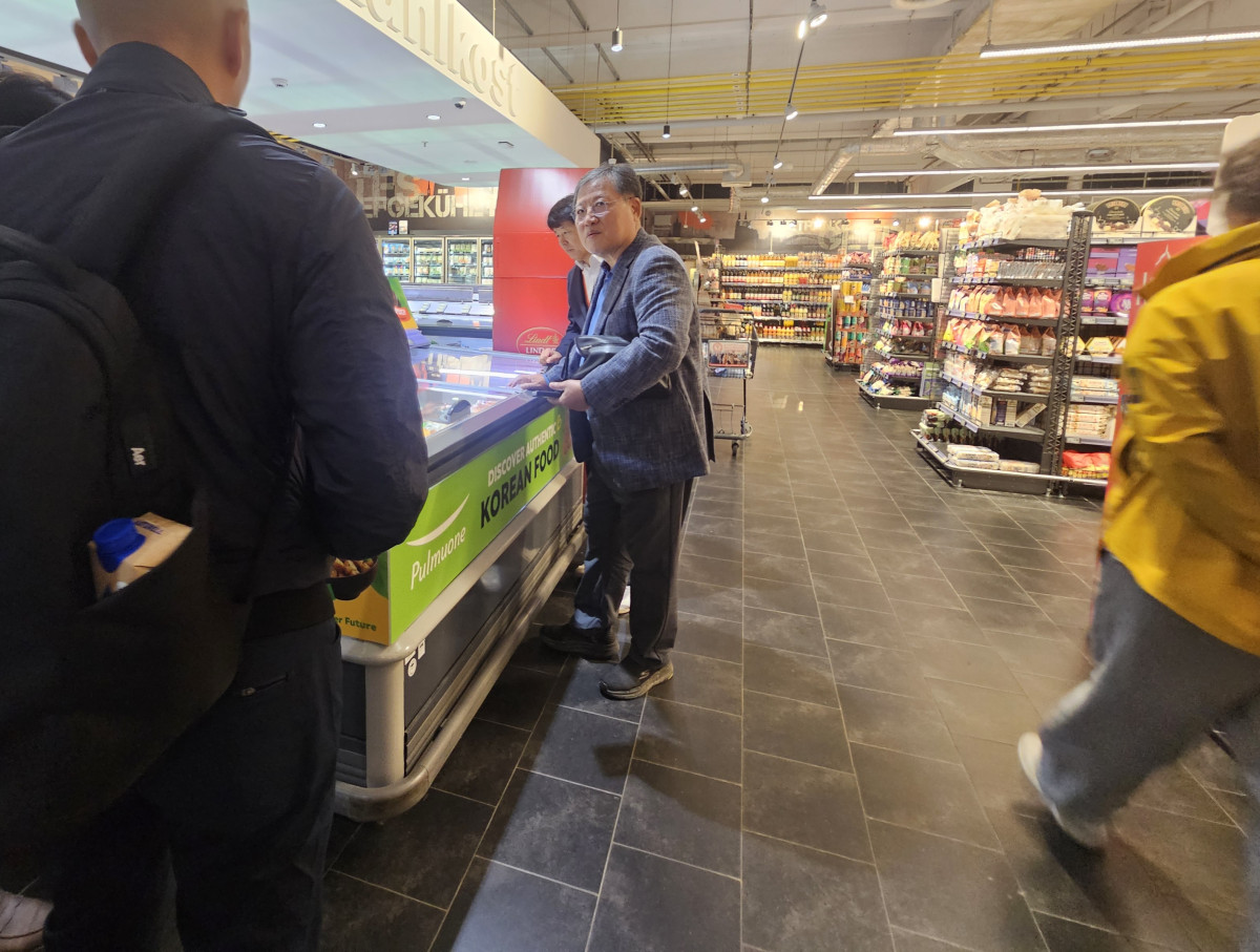 ▲이효율 풀무원 의장이 쾰른 에데카에서 풀무원 전용 매대를 살펴보고 있다. (사진=김지영 기자 kjy42)