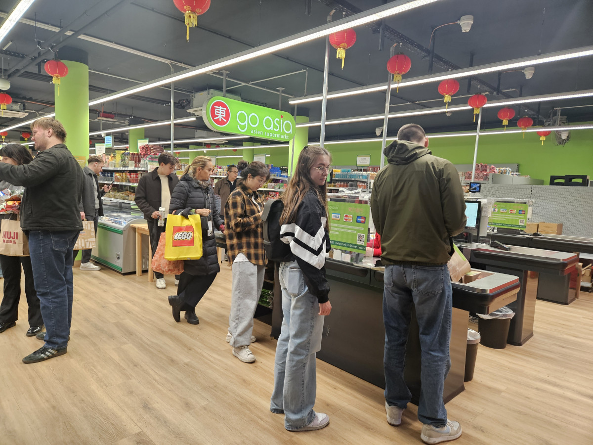 ▲독일 쾰른 '고아시아(Go Asia)'에서 쇼핑하는 사람들. (사진=김지영 기자 kjy42)