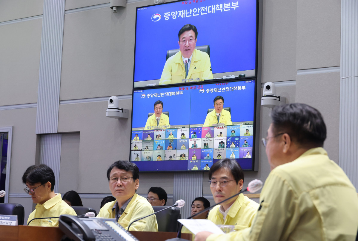 ▲윤호중 중앙재난안전대책본부장(행정안전부 장관)이 9일 오전 서울 종로구 정부서울청사 서울상황센터에서 열린 국가정보자원관리원(국정자원) 행정정보시스템 화재 관련 중앙재난안전대책본부(중대본) 10차 회의에 참석해 발언하고 있다. (사진=뉴시스)