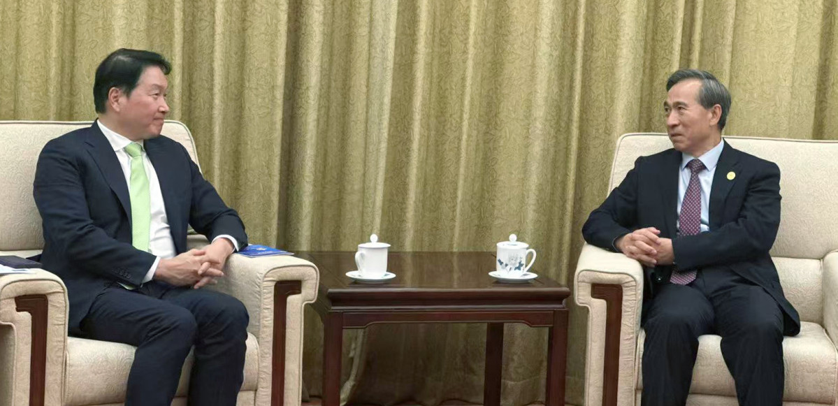 ▲최태원 대한상공회의소 회장(왼쪽)이 10일 베이징에서 런홍빈 CCPIT 회장(오른쪽)과 회동하고 있다. (자료제공=대한상공회의소)