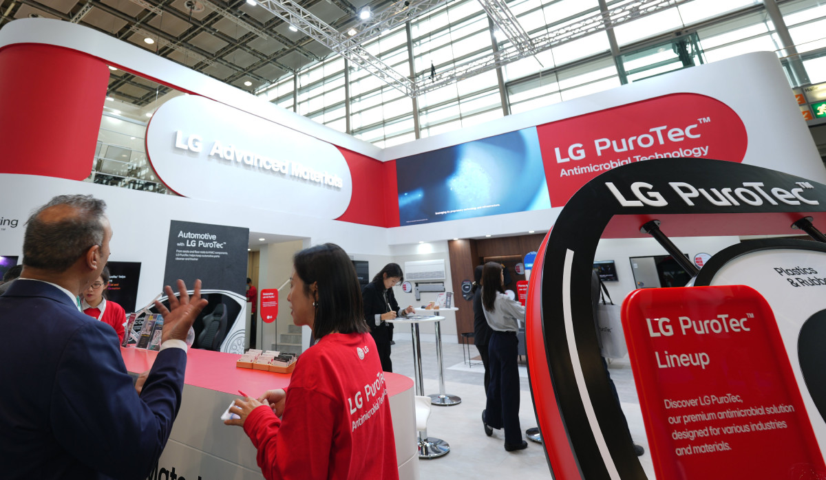 ▲ LG전자가 독일에서 열리는 K 2025에 참가해 항균 기능성 소재 ‘퓨로텍(PuroTec)’을 선보였다.  (자료제공=LG전자)