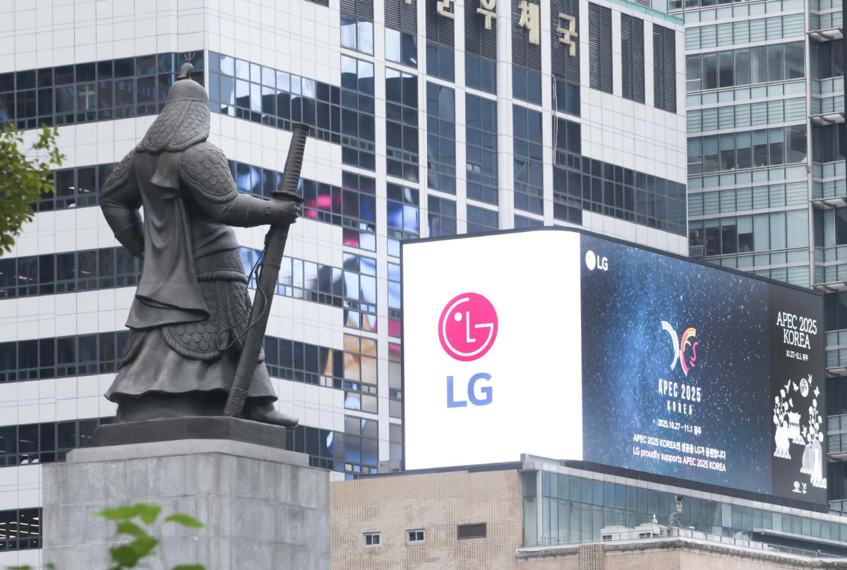 ▲LG가 서울 광화문 대형 전광판에서 상영 중인 2025년 APEC 정상회의 홍보영상 (자료제공=LG)