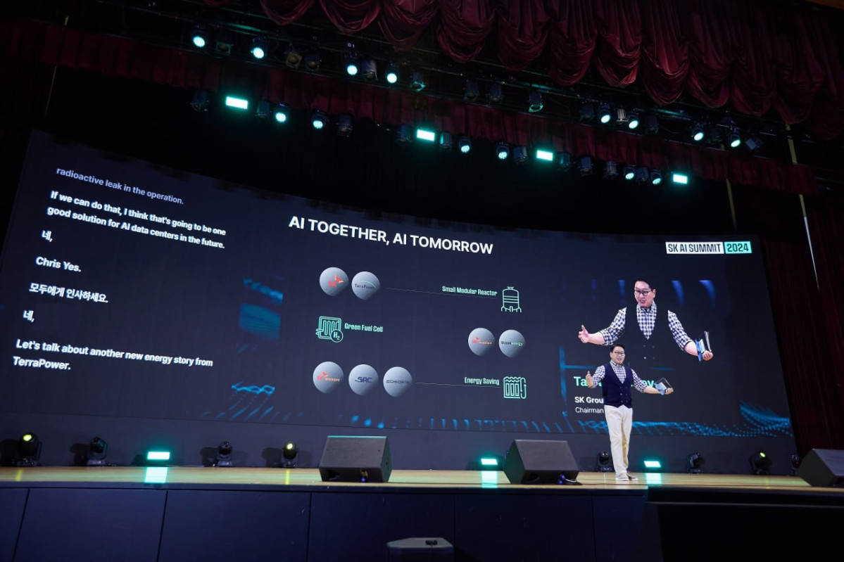 ▲최태원 SK그룹 회장이 지난해 11월 SK AI Summit 2024에서 기조연설을 하는 모습 (자료제공=SK)