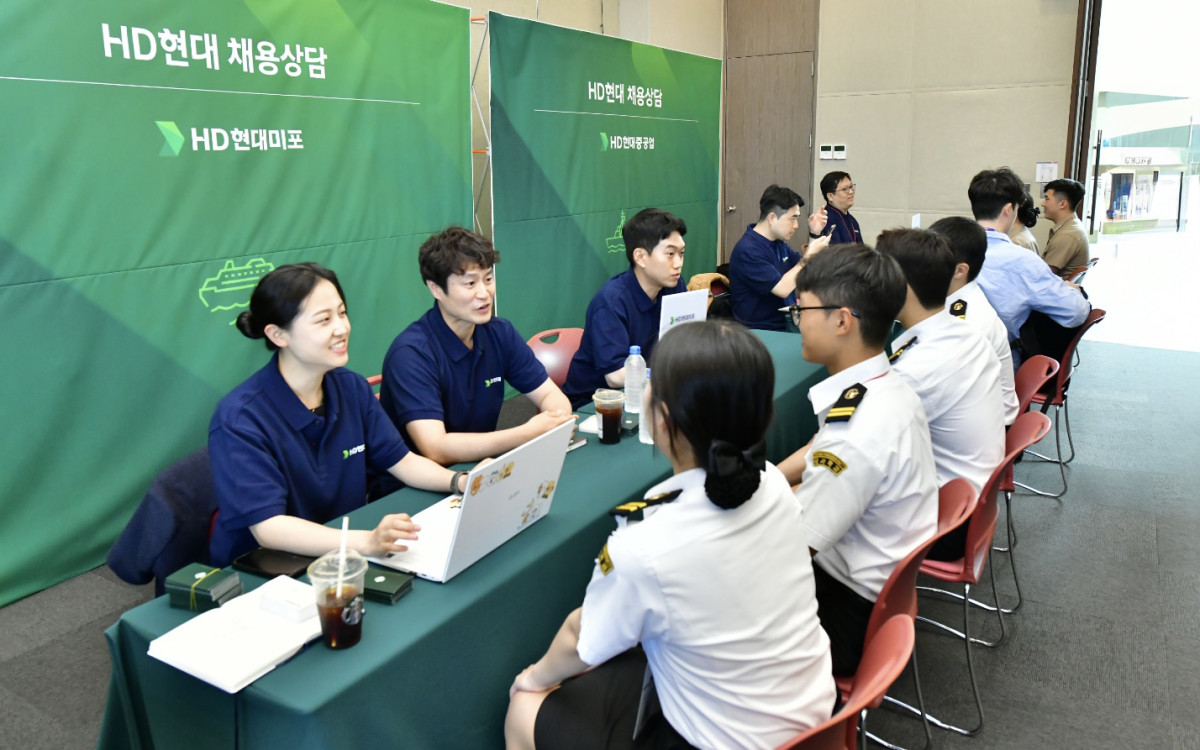 ▲올해 5월 '마덱스 2025' 현장에서 실시한 채용박람회 모습. (사진= HD현대)