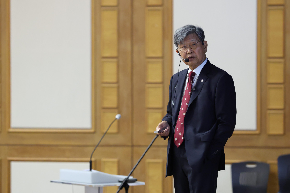 ▲박노희 UCLA 의과대학·치과대학 석학교수 겸 명예학장은 2일 경기도 성남 분당서울대학교병원에서 열린 ‘GV1001 임상 연구 콜로키움’에서 특별강연하고 있다. (사진제공=젬백스앤카엘)