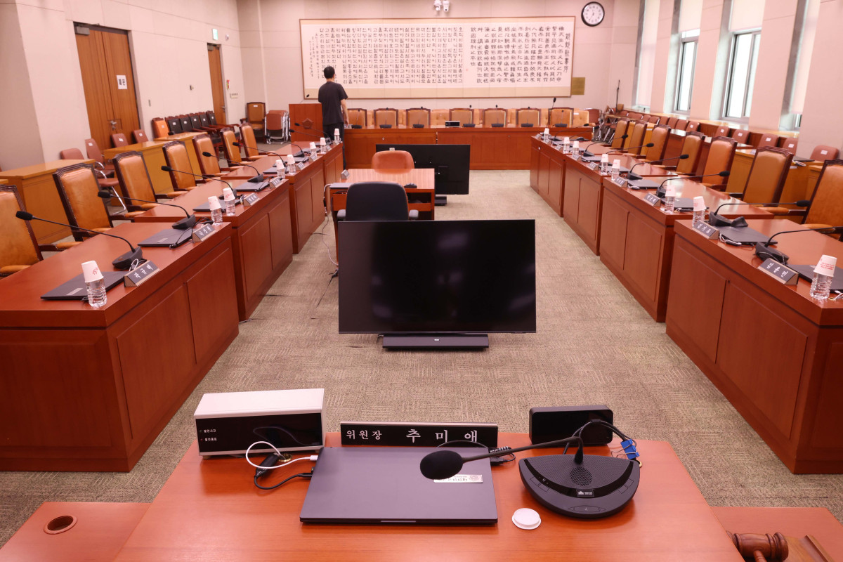 ▲이재명 정부 첫 국정감사를 하루 앞둔 12일 서울 여의도 국회 법제사법위원회 회의실에 추미애 위원장을 비롯한 의원과 피감기관장들의 명패가 놓여 있다. 비상계엄으로 막을 내린 전임 윤석열 정부와 넉 달 동안 국정을 운영한 현 정부가 모두 대상인 만큼, 여야는 어느 때보다 거센 공방을 벌일 것으로 예상된다. 신태현 기자 holjjak@