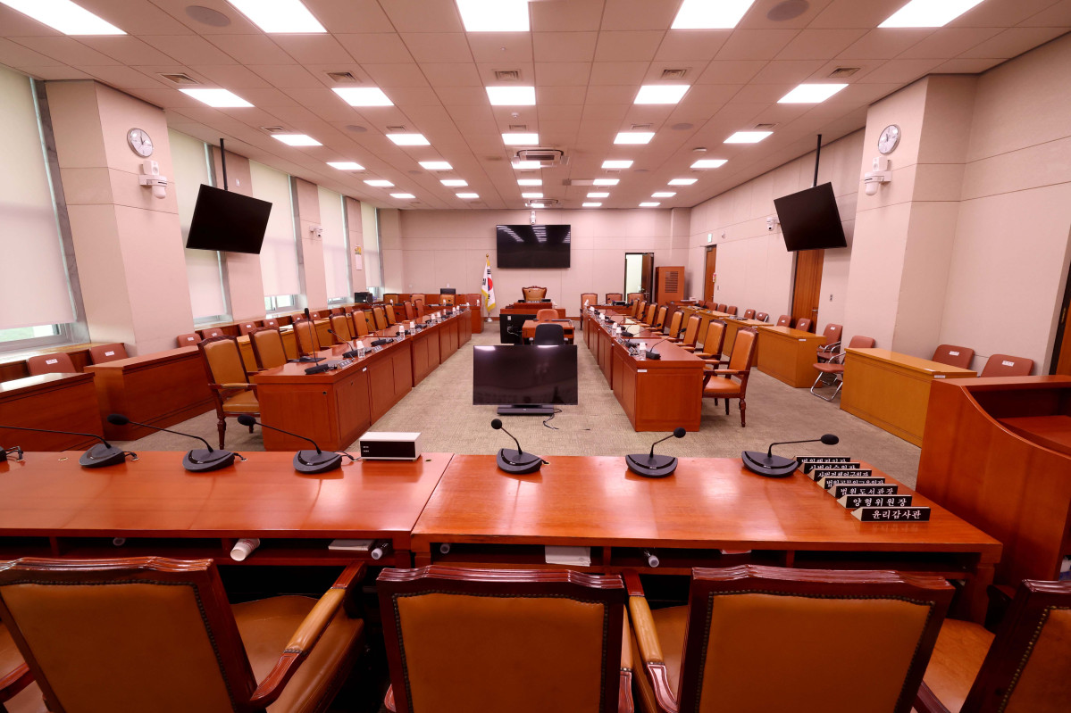 ▲이재명 정부 첫 국정감사를 하루 앞둔 12일 서울 여의도 국회 법제사법위원회 회의실에 의원과 피감기관장들의 명패가 놓여 있다. 비상계엄으로 막을 내린 전임 윤석열 정부와 넉 달 동안 국정을 운영한 현 정부가 모두 대상인 만큼, 여야는 어느 때보다 거센 공방을 벌일 것으로 예상된다. 신태현 기자 holjjak@