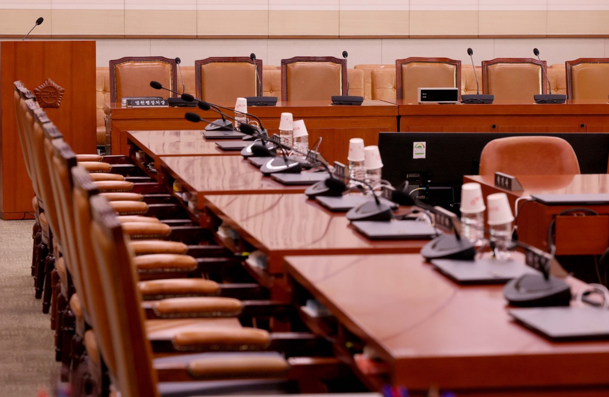 ▲이재명 정부 첫 국정감사를 하루 앞둔 12일 서울 여의도 국회 법제사법위원회 회의실에 의원과 피감기관장들의 명패가 놓여 있다. 비상계엄으로 막을 내린 전임 윤석열 정부와 넉 달 동안 국정을 운영한 현 정부가 모두 대상인 만큼, 여야는 어느 때보다 거센 공방을 벌일 것으로 예상된다. 신태현 기자 holjjak@