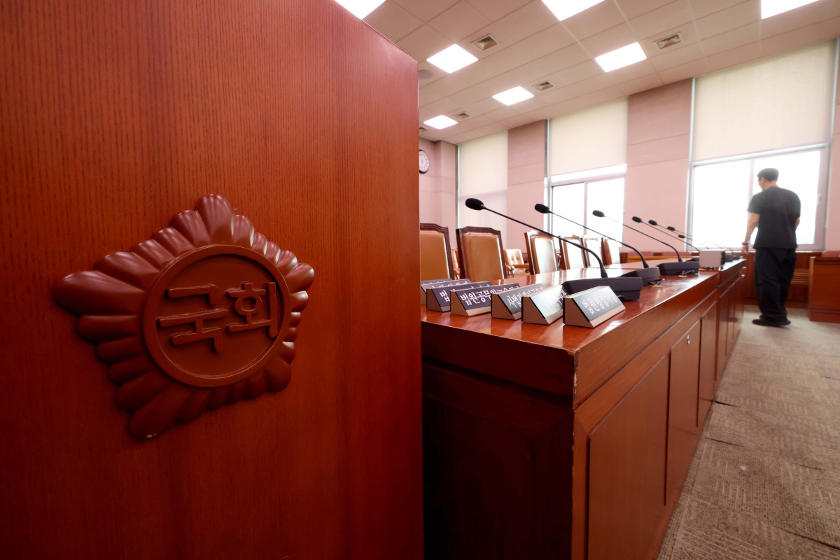 ▲이재명 정부 첫 국정감사를 하루 앞둔 12일 서울 여의도 국회 법제사법위원회 회의실에 피감기관장들의 명패가 놓여 있다. 비상계엄으로 막을 내린 전임 윤석열 정부와 넉 달 동안 국정을 운영한 현 정부가 모두 대상인 만큼, 여야는 어느 때보다 거센 공방을 벌일 것으로 예상된다. 신태현 기자 holjjak@