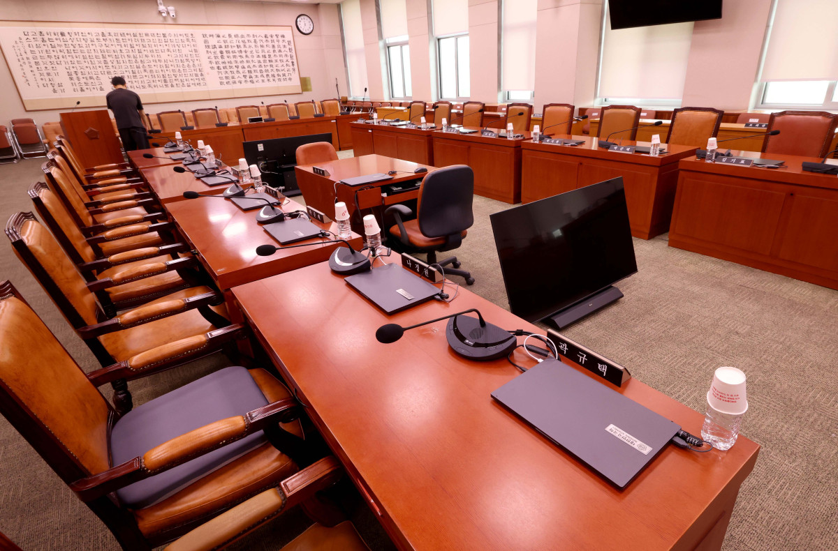 ▲이재명 정부 첫 국정감사를 하루 앞둔 12일 서울 여의도 국회 법제사법위원회 회의실에 의원과 피감기관장들의 명패가 놓여 있다. 비상계엄으로 막을 내린 전임 윤석열 정부와 넉 달 동안 국정을 운영한 현 정부가 모두 대상인 만큼, 여야는 어느 때보다 거센 공방을 벌일 것으로 예상된다. 신태현 기자 holjjak@