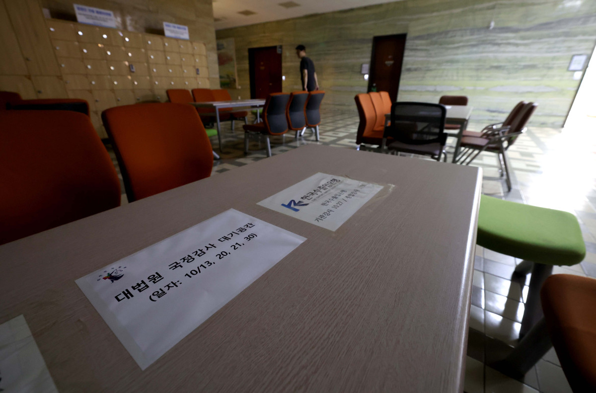 ▲이재명 정부 첫 국정감사를 하루 앞둔 12일 서울 여의도 국회 법제사법위원회 회의실 인근 대기석에 각 기관 관계자들의 자리 선점을 위한 용지가 붙어있다. 비상계엄으로 막을 내린 전임 윤석열 정부와 넉 달 동안 국정을 운영한 현 정부가 모두 대상인 만큼, 여야는 어느 때보다 거센 공방을 벌일 것으로 예상된다. 신태현 기자 holjjak@